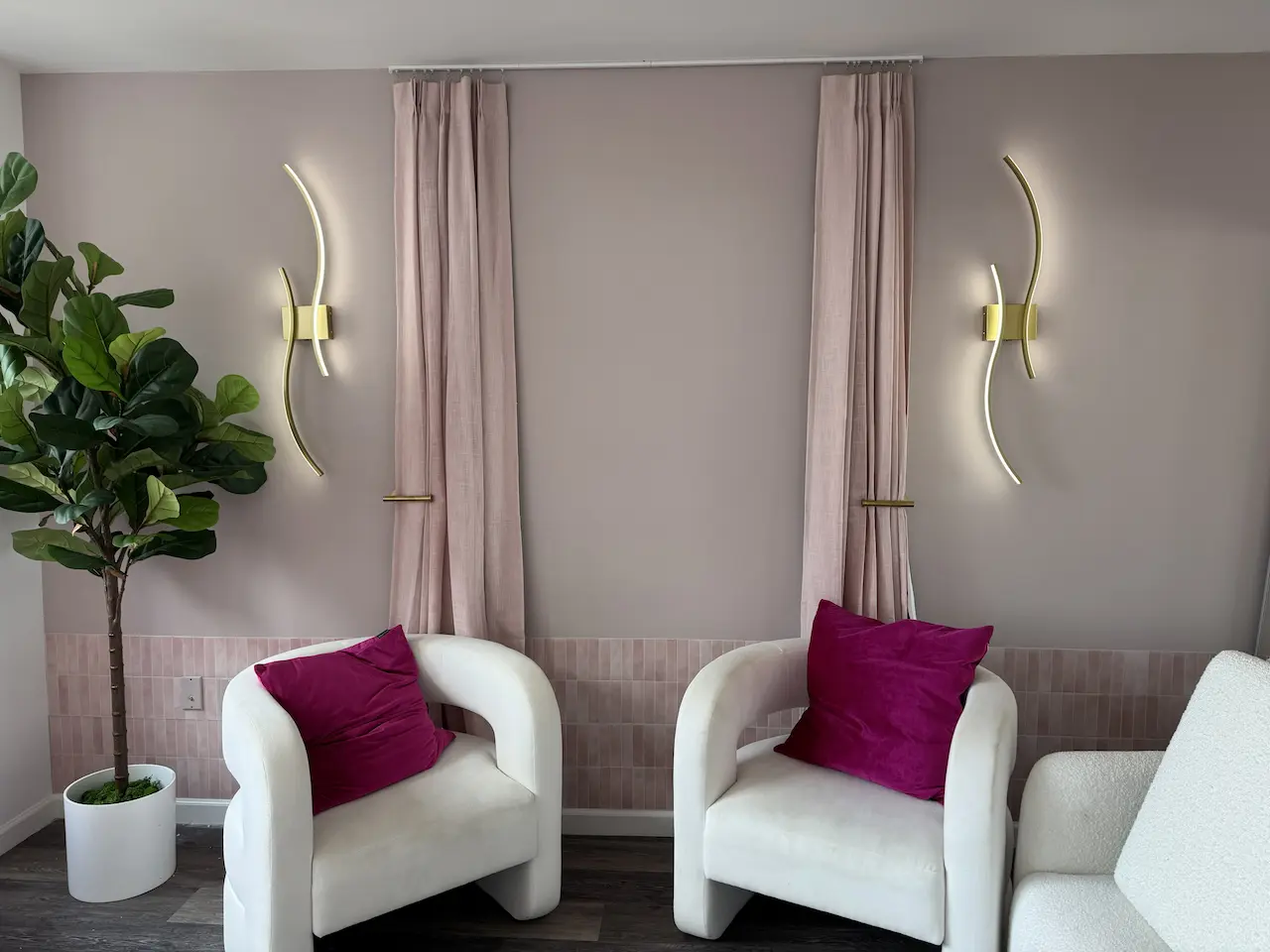 Matte wall with sharp paint line along ceiling and trim — Manhattan living room